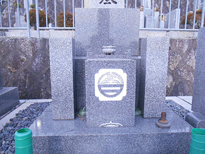 都会のお墓で見つけためずらしい家紋 半三両にに互い稲穂(仮名).jpg